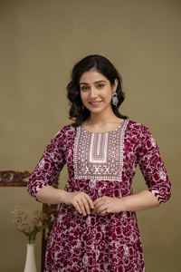 ชุดคุर्ติแบบอนาร์กาลีลายดอกไม้สีแดงเลือดหมู ดีไซน์หรูหรา พร้อมปกปักลายและแขนสามส่วน เหมาะสำหรับงานเทศกาล ชุดลำลอง และชุดสไตล์ชาติพันธุ์ - Product Image 5