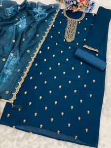 Conjunto de traje de tela de diseño Vichitra con elegante Organza Dupatta y cómodo fondo de algodón PV disponible para la venta - Product Image 5