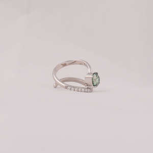 แหวนหมั้นแบบบายพาสสีทองแข็งแรง14KT เพชรที่ปลูกในห้องปฏิบัติการเล็กๆสีเขียวทรงกลมที่ผ่านการรับรอง - Product Image 4