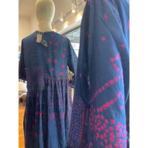 ชุดเดรสสไตล์โบโฮ FOLKLORE 24 แบบ วัสดุหลากหลาย ออกแบบพิเศษด้วยผ้าไหม Bandhani ระบายอากาศได้ดี ฟรีไซส์ เหมาะสำหรับโอกาสในช่วงกลางวัน - Product Image 1