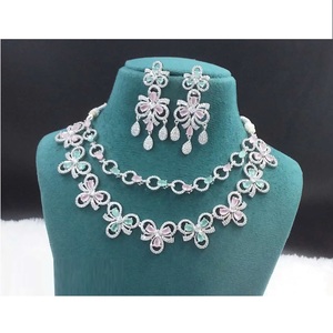 Conjunto de joyería AD elegante más vendido para entusiastas de la moda y estilistas disponibles a precio de exportación - Product Image 1