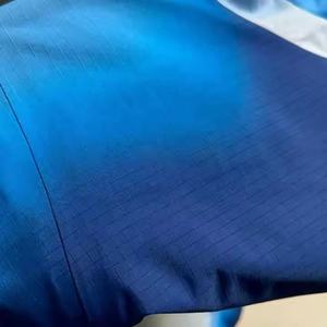 Veste matelassée en toile respirante réfléchissante à dégradé personnalisé avec capuche |   Veste de sport d'hiver imperméable pour l'extérieur, unisexe - Product Image 4