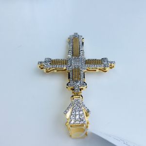 Élégant pendentif croix en or 10 carats avec diamants de 1.58 carats et détails complexes, parfait pour les occasions spéciales et les vêtements de tous les jours - Product Image 2