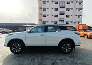 รถ SUV ฟอร์จูนเนอร์ ปี 2024 สภาพดีเยี่ยม มือสอง เกียร์ออโต้ พวงมาลัยซ้าย ภายในเบาะหนัง ยาง R21 หลังคาซันรูฟ ขาย - Product Image 4