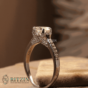 Solitario de diamante de corte redondo con acentos Anillo de compromiso para mujer - Product Image 4