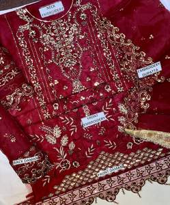 Robe de mariée pakistanaise rouge bordeaux avec broderies dorées pour les fêtes de l'Aïd, en tissu de mousseline, taille naturelle, ornée de perles, de sequins et de dentelle, avec des détails en diamant. - Product Image 5