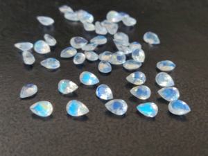 Pierre de lune arc-en-ciel naturelle coupe poire 3x5mm facettes fines bleu flashy AAA qualité-Top bleu flashy pierre de lune arc-en-ciel pierre précieuse en vrac - Product Image 3