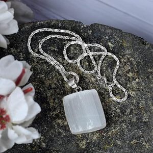 Meilleur prix Soha Agate pierre naturelle blanc sélénite cristal carré pendentifs qualité croix Animal amour fée pour bijoux cadeau - Product Image 1