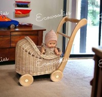 Poussette pour bébé en rotin vintage faite à la main avec panier de rangement, poupées en osier et jouet pour la décoration de la chambre des enfants