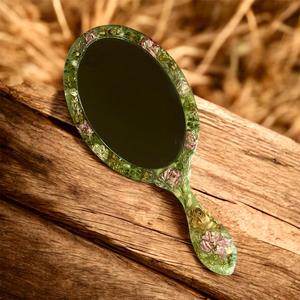 Miroir à main en résine avec finition lisse et brillante, parfait pour un usage quotidien, le maquillage ou des fins décoratives, ajoutant une touche élégante - Product Image 1