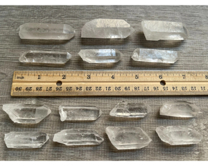Vente en gros de baguettes de quartz clair brut sculptées en cristal naturel, pierres de guérison Reiki pour la décoration intérieure, le Feng Shui et l'amour - Product Image 3