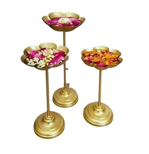 Vente de Gros Décoratif En Métal Urli Diya pour Fleurs Flottantes Beau Diwali Bol Décoratif DiyaAu Meilleur Prix. - Product Image 5
