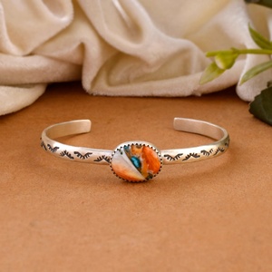 Sunset Harmony Bracelet de manchette en argent plaqué argent Finition mate Accentué Pierre orange chaude Fabriquée à la main Motifs estampés Finearth - Product Image 1