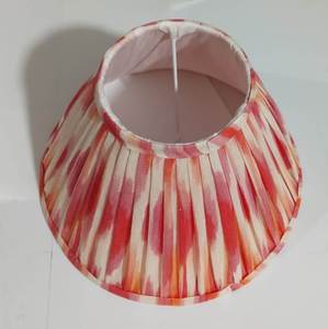 Pantalla de Lámpara de Seda Dupion con Parches Rojos y Azules para Lámpara de Escritorio con Portalámparas E14, Anillo Circular Plano de 23 cm de Diámetro - Product Image 4