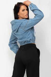 Chaqueta vaquera recortada azul con logotipo personalizado Premium más vendida con capucha y cierre de cremallera diseñada para mujeres para todas las estaciones comodidad - Product Image 2