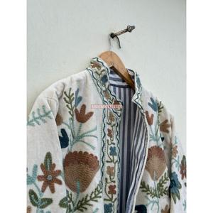 Veste d'hiver en velours brodée à la main Suzani, tendance indienne, pour femmes, veste courte Suzani, taille unique, veste courte matelassée - Product Image 4