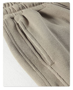 กางเกงขาสั้นออกกำลังกายลำลองสำหรับผู้ชาย พิมพ์โลโก้ตามสั่ง คุณภาพสูง ระบายอากาศได้ดี ทรงหลวม ผ้าเนื้อดี ลายเรียบ ขายส่ง - Product Image 2