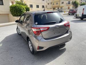 2019 Toyota Vitz 1300cc berline utilisée extras boîte de vitesses manuelle AC croisière cuir foncé clair R15 R17 gauche métal essence essence options - Product Image 5