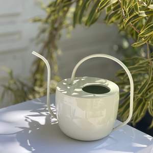 La caña de agua moderna está diseñada con un aspecto elegante que la hace perfecta para las necesidades de jardinería de interiores y exteriores. - Product Image 1