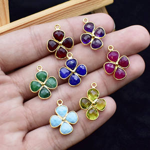 Labradorite Fleur Design Charm-Pendentif lunette en pierre précieuse en forme de cœur plaqué or, pendentif minuscule à quatre pierres pour la fabrication de bijoux - Product Image 5