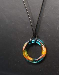 Vente en gros de modèles de chaînes en or faits à la main, bijoux en résine, cristal plaqué or, fleurs séchées, colliers avec pendentif chapelet - Product Image 3