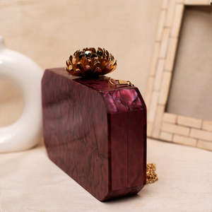 กระเป๋าคลัทช์ยามเย็นทำด้วยมือคอลเลกชันแฟชั่นอินเดียคลัทช์สำหรับงานแต่งงานแบบพกพาประดับด้วยมุกพู่ประดับสีแดงเข้ม - Product Image 3