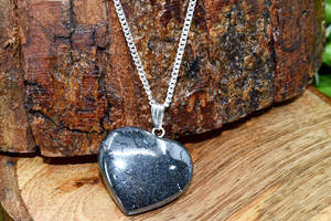 Impresionante colgante de piedras preciosas de hematita de plata esterlina hecho a mano Piedra en forma de corazón Multicolor para conjunto de joyería de moda para hombres y mujeres - Product Image 2