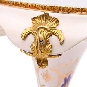 Table d'appoint ronde de luxe avec plateau en porcelaine peint à la main et accents en laiton doré orné pour la décoration du salon de la maison - Product Image 4