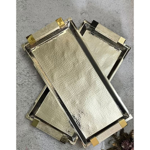 Dernier présentoir de vaisselle de créateur Plateau en acier inoxydable martelé de la meilleure qualité avec poignée en feuille d'or pour les fournitures d'hôtel - Product Image 3