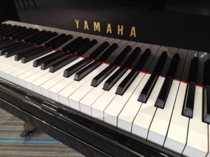 Piano à queue Yamaha NO.30 noir 88 touches, son hybride enregistrable, touches lestées à marteaux, professionnel pour studio et scène, d'occasion 12098 - Product Image 4