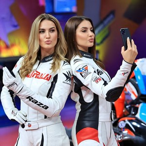 Combinaisons de moto pour femmes modernes | Cuir de haute qualité | Expédition mondiale | Ajustement et conception personnalisés - Product Image 2