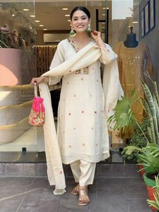 Presentamos un exclusivo set Kurti especial festivo diseñado con telas premium como el rayón suave de seda de muselina pura - Product Image 3