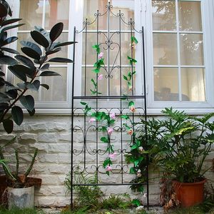 Treillis de jardin noir élégant Décor de cour extérieur attrayant avec des pots de fleurs de vigne de roses et des jardinières Support treillis noir - Product Image 4