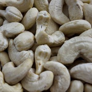 เม็ดมะม่วงหิมพานต์เวียดนามคุณภาพพรีเมียม เกรด W320 พร้อมใบรับรองออร์แกนิคจาก USDA/EU สำหรับการแปรรูปอาหาร - Product Image 1