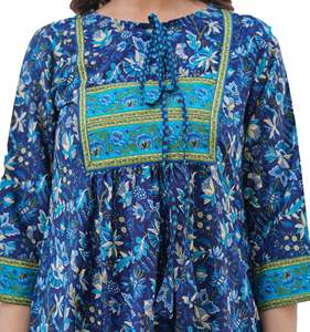 Kurti corto de poliéster con estampado floral azul para mujer, con cuello de agujero y mangas 3/4, diseñado para uso diario. - Product Image 2