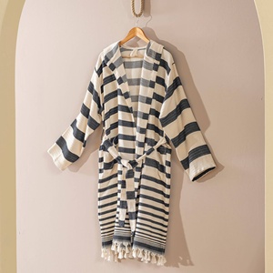 Albornoz turco de tejido plano Zebra con rayas audaces en blanco y negro, con capucha, 100% algodón - Product Image 1