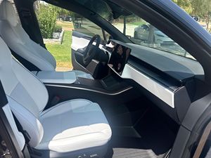 SUV Eléctrico de Alto Rendimiento 2025 a Precio de Subasta, 1,020HP, Tracción Total con Tres Motores, Configuración de 6 Asientos, Bajo Kilometraje 20,000 Millas - Product Image 6