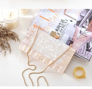 Sac à main en résine pour femmes, design floral poli artisanal, classique, simple, élégant, avec un aspect marbré, pour les mariages et les soirées - Product Image 2