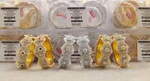 Ensemble de bracelets fantaisie Rajwadi pour femmes Bracelets en métal cloutés en pierre de style mariée disponibles en différentes couleurs pour les mariages - Product Image 3