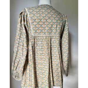 Blusa de popelina con estampado de bloques y corsé cuadrado para mujer, con logo bordado, volantes asimétricos, holgada, ideal para fiestas de otoño. Tallas XS-XL disponibles. - Product Image 3