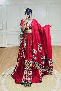 Exquisito encaje de cauri que detalla el rayón y la seda impresa Lehenga Choli Diseños de fiesta de longitud larga con toque elegante - Product Image 2