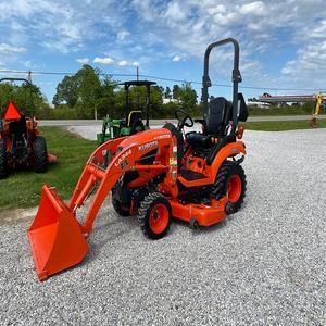 Tractor agrícola Kubota BX2380 bastante usado con cortacésped y cargador frontal adjunto - Product Image 3