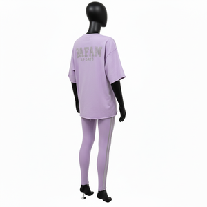 Conjunto de Dos Piezas Morado de Algodón Premium de 280GSM, Camiseta Oversize con Logotipo de Pedrería y Leggings con Dobladillo Desgastado y Paneles Laterales - Product Image 5