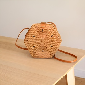 Sac bandoulière en rotin tressé à la main, sac à bandoulière bohème pour la plage, accessoire d'été - Product Image 4