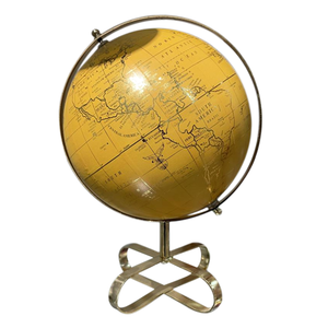 Globo terráqueo de metal con auténtico estilo vintage ideal para mesas de oficina de decoración del hogar de lujo o estilo de espacio de trabajo tradicional - Product Image 1