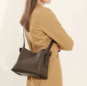 Sac fourre-tout à bandoulière minimaliste en cuir souple 2025 cuir de vachette de haute qualité pour femmes élégantes Deux poignées OEM Vente en gros Couleurs personnalisées Logo - Product Image 5