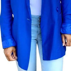 Blazer petit ami bleu royal avec écusson brodé pour les réunions de sororité et les vêtements professionnels élégants - Product Image 6