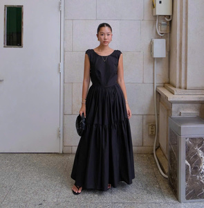 Robe maxi noire classique, design à étages élégant, style minimaliste, fabriquée au Vietnam - Product Image 4