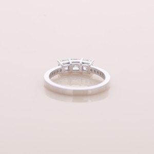 Bague de fiançailles et de mariage en diamant taille princesse certifiée IGI, trois pierres, avec bande pavée en or blanc/rose/jaune 14 carats - Product Image 4