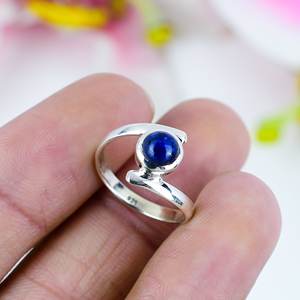 Anillo Solitario de Plata de Ley con Lapislázuli, Cabujón Azul Natural, Joyería Minimalista con Piedra Preciosa para Mujer - Product Image 1